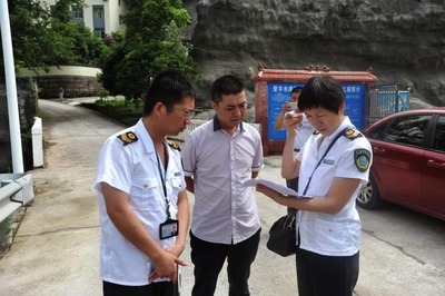 区卫生计生监督执法局开展生活饮用水宣传周活动